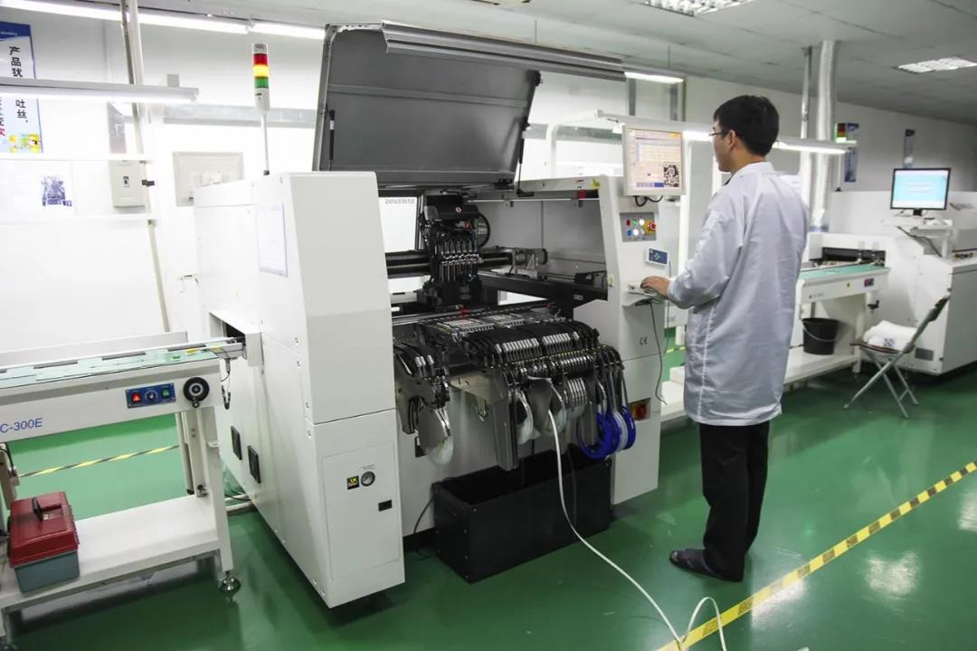 全自動(dòng)印刷機(jī)：實(shí)現(xiàn)了自動(dòng)化生產(chǎn)，操作簡單，精度高，保證印刷質(zhì)量